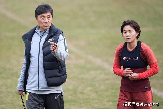 西班牙足协确认德拉富恩特续约至2032年，带队参加多项赛事